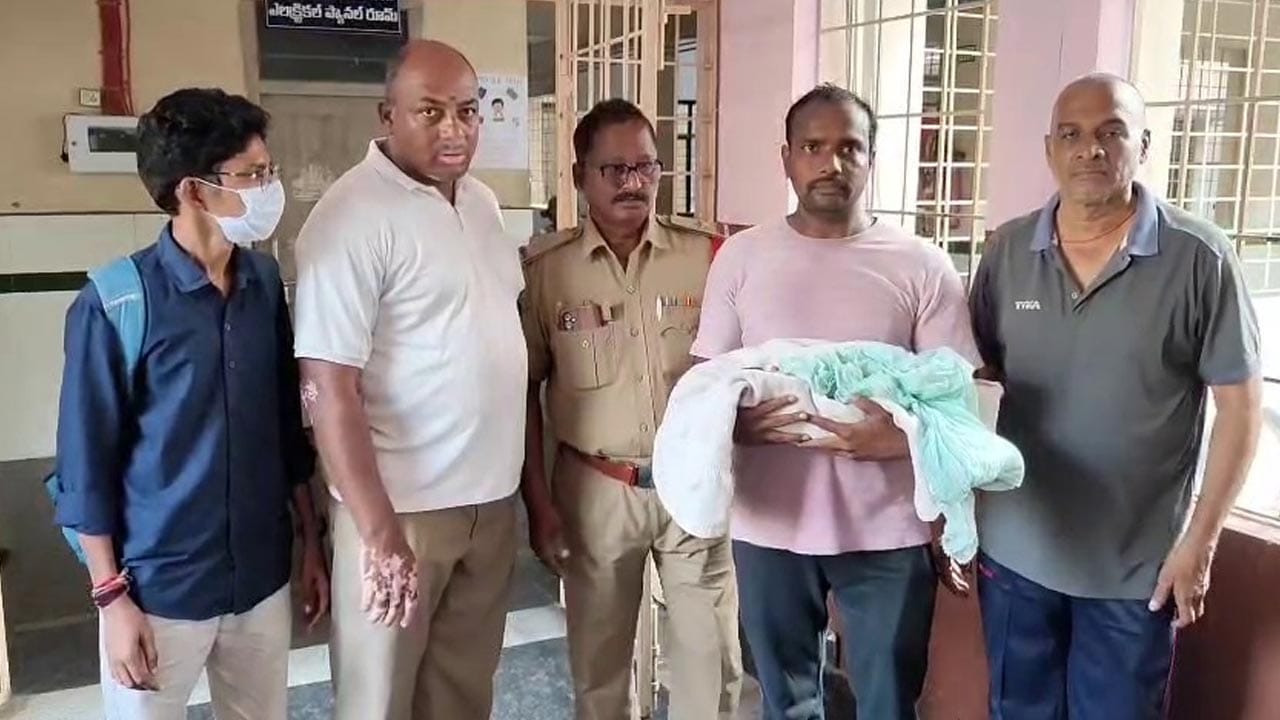 చెత్త కుప్పలో నుంచి పసిబిడ్డ ఏడుపులు... ఏంటా అని వెళ్ళి చూడగా...