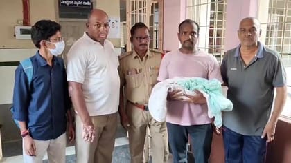 చెత్త కుప్పలో నుంచి పసిబిడ్డ ఏడుపులు... ఏంటా అని వెళ్ళి చూడగా...