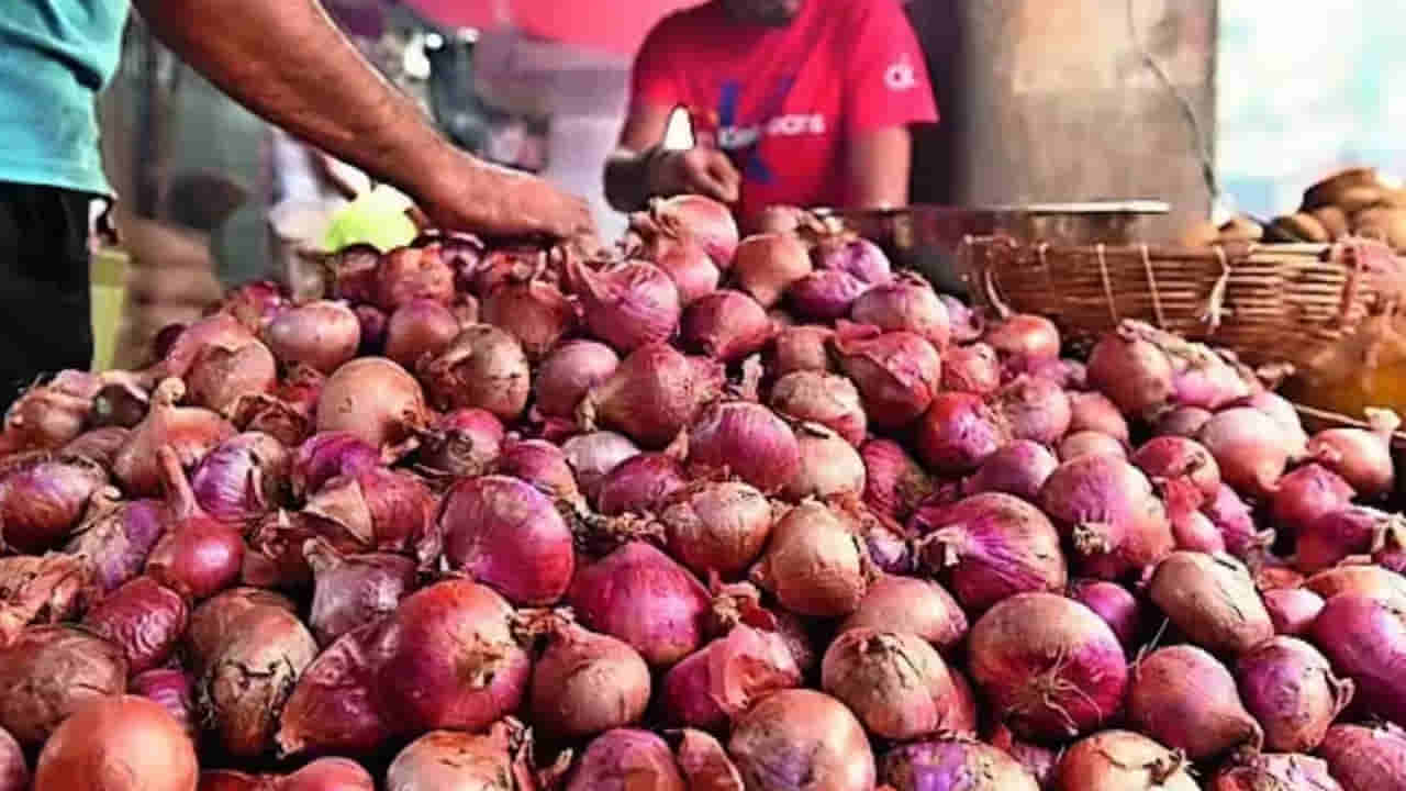 Onion Prices: తెలుగు రాష్ట్రాల్లో మండిపోతున్న ఉల్లిపాయల ధరలు.. ఒకేసారి డబుల్.. ప్రస్తుతం కిలో ఎంతంటే..?