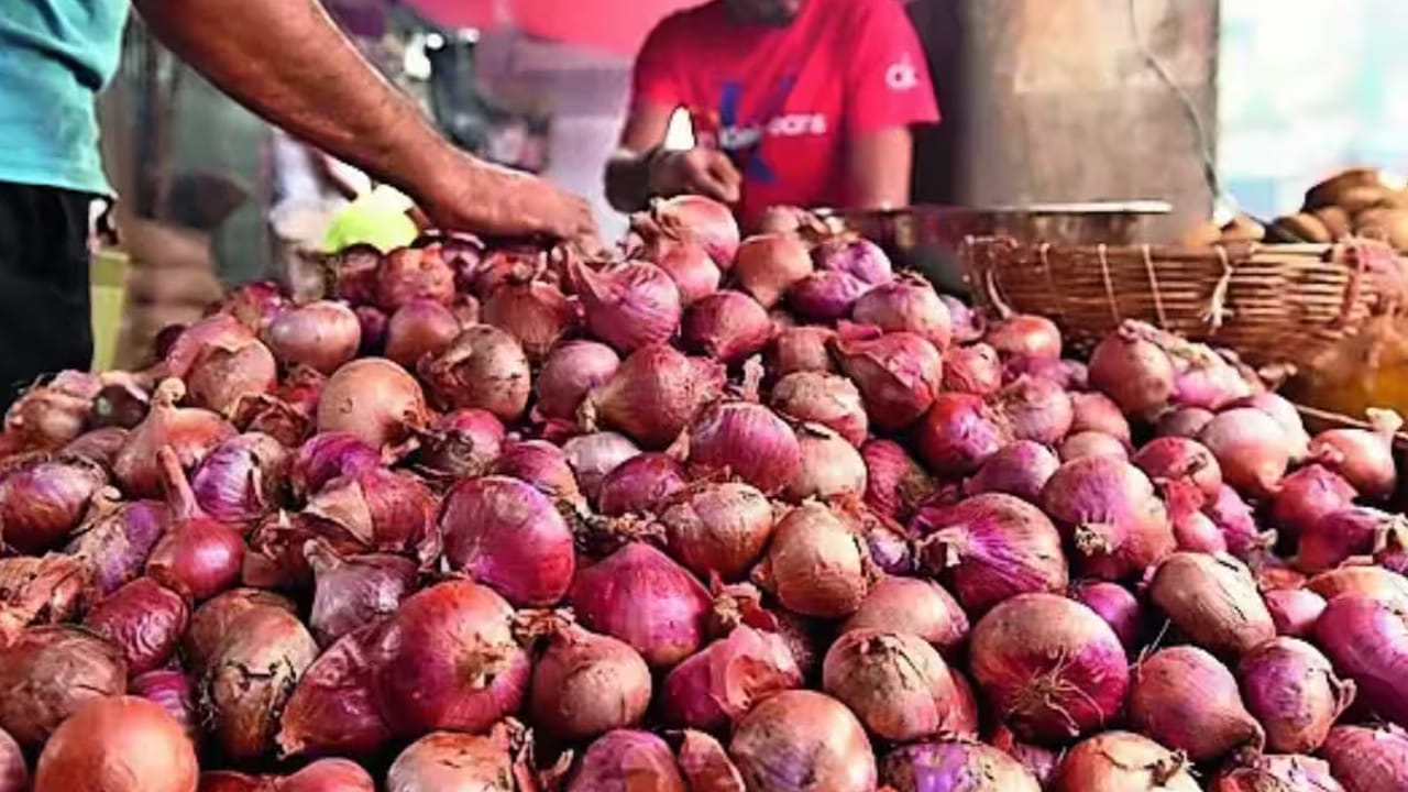 Onion Prices: తెలుగు రాష్ట్రాల్లో మండిపోతున్న ఉల్లిపాయల ధరలు.. ఒకేసారి డబుల్.. ప్రస్తుతం కిలో ఎంతంటే..?