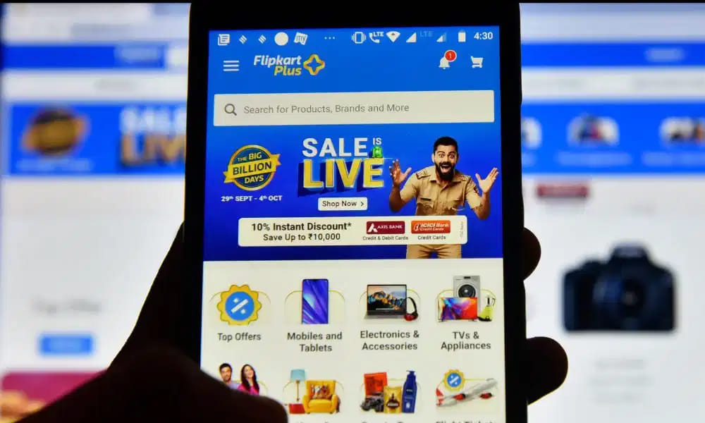 Online Shopping: దుర్గా పూజ సమీపిస్తోంది. ఈ సమయంలో రద్దీని తప్పించుకోవడానికి మనలో చాలామంది ఆన్లైన్లో షాపింగ్ చేయడానికి ఇష్టపడతారు. బట్టలు, ప్యాంట్లు, చీరలు లేదా బూట్లు - ప్రతీదానికి ఒకే ఒక ఎంపిక ఉంది. అదే ఆన్లైన్. దానికి తోడు ఆన్లైన్లో రకరకాల ఆఫర్లు అందుబాటులో ఉన్నాయి. దీనివల్ల మనకు కనీసం కొంచెమైనా ఆదా చేసుకునే అవకాశం లభిస్తుంది. కానీ అసలు సమస్య ఇక్కడే ఉంది. మోసగాళ్లు డిస్కౌంట్ల పేరుతో అనేక నకిలీ వెబ్సైట్లను తెరుస్తున్నారు. మీరు డబ్బు చెల్లించిన వెంటనే, మీ ఖాతా నుండి డబ్బు మాయమైపోతుంది. మీకు వస్తువు కూడా అందదు. ఫలితంగా, మీరు రెండు వైపులా మోసపోతారు.