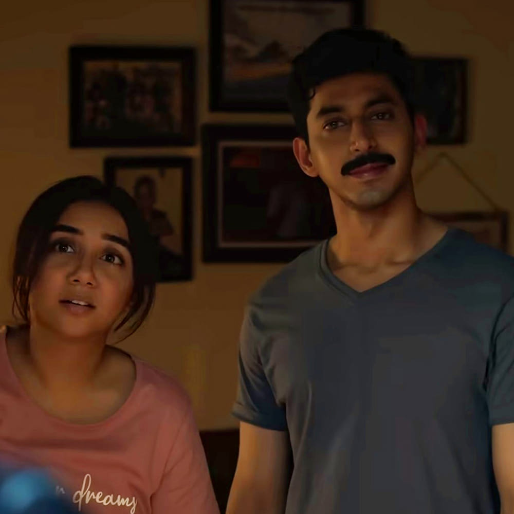 ప్రస్తుతం ఓటీటీ ప్రపంచంలో కంటెంట్‌కు కొదవే లేదు. ప్రతి వారం కొత్త సినిమాలు, వెబ్ సిరీస్‌లు ప్రేక్షకుల ముందుకు వస్తున్నాయి. థియేటర్లలో మిస్ అయిన సినిమాలను ఓటీటీలో చూసేందుకు చాలామంది ఆసక్తి చూపిస్తుండగా.. మరోవైపు రియల్ లైఫ్ సంఘటనలు, చారిత్రక నేపథ్యంతో తెరకెక్కుతున్న వెబ్ సిరీస్‌లకు కూడా మంచి ఆదరణ లభిస్తోంది. ముఖ్యంగా వార్, యాక్షన్, క్రైమ్ థ్రిల్లర్ జానర్‌లకు ఓటీటీ ప్రేక్షకుల్లో ప్రత్యేకమైన క్రేజ్ ఉంది.
