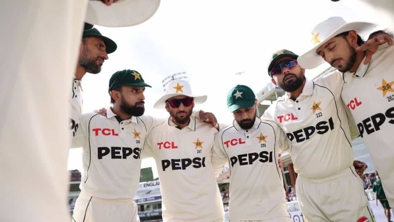 Pakistan Cricket Team: ఒకప్పుడు ప్రపంచ క్రికెట్లో అగ్రశ్రేణి జట్లను సైతం వణికించిన పాకిస్తాన్ క్రికెట్ టీమ్ ఇప్పుడు తమ చెత్త ప్రదర్శనతో తీవ్ర విమర్శలు ఎదుర్కొంటోంది. భీకరమైన ఫాస్ట్ బౌలర్లు, అనూహ్య విజయాలకు మారుపేరైన ఈ జట్టు, ప్రస్తుతం జోకర్ టీమ్ అనే అపవాదును మోస్తోంది. ఇంగ్లాండ్తో జరిగిన సిరీస్ మధ్యలో ఏడుగురు కీలక ఆటగాళ్లను తప్పించడం, కోచింగ్ స్టాఫ్లో అనూహ్య మార్పులు చోటు చేసుకోవడం వంటి పరిణామాలు ఈ విమర్శలకు మరింత ఆజ్యం పోశాయి. ఈ నేపథ్యంలో, ప్రపంచ క్రికెట్లోని దిగ్గజ ఆటగాళ్లలో ఒకరైన సౌత్ ఆఫ్రికా మాజీ క్రికెటర్ ఏబీ డివిలియర్స్ పాకిస్తాన్ క్రికెట్ టీమ్ ప్రస్తుత పరిస్థితిపై సంచలన వ్యాఖ్యలు చేశారు.
