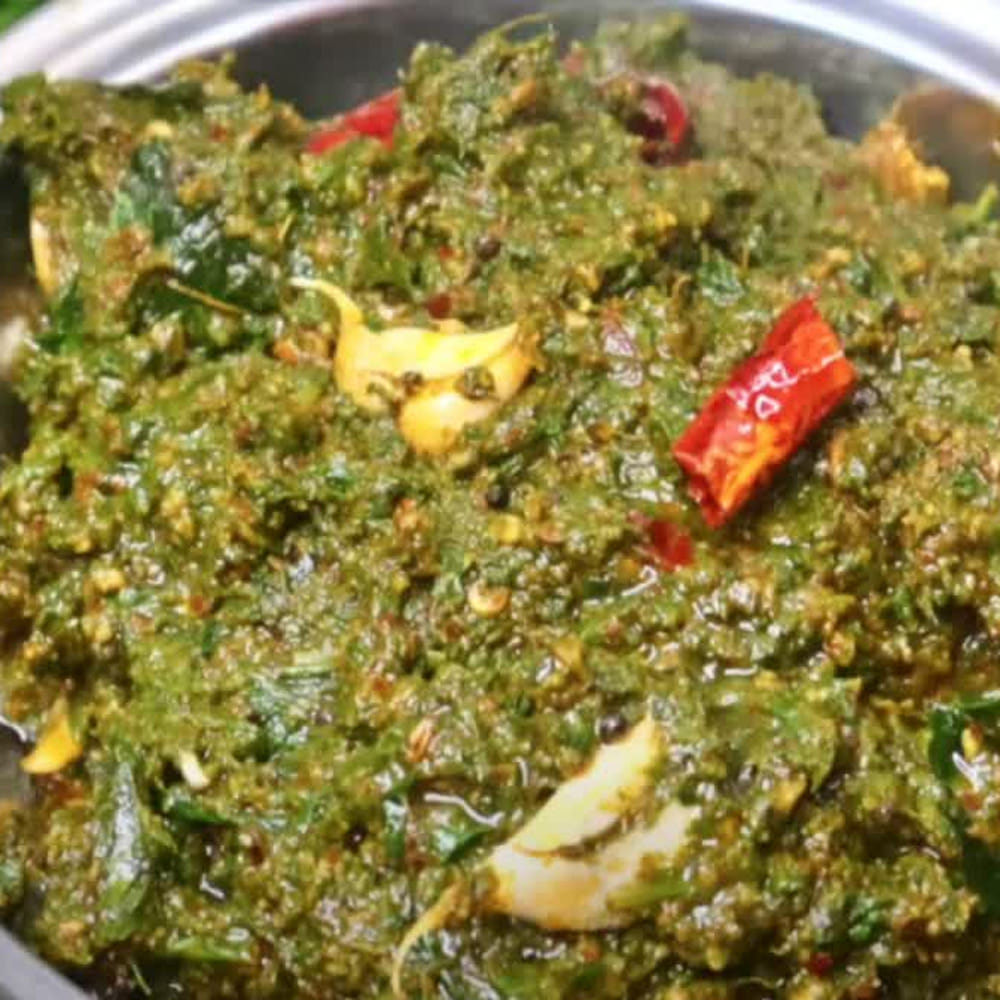 అదే పాన్లో తరిగి పెట్టుకున్న పాలకూరను వేసి చిన్న మంటపై నూనెలో మగ్గించాలి. పాలకూరలోని సహజ తేమతోనే ఆకులు పూర్తిగా మెత్తబడి, పసరు వాసన పోయేలా మూతపెట్టి 3-4 నిమిషాలు ఉడికించి స్టవ్ ఆఫ్ చేయాలి. ఈ పాలకూరను కూడా పూర్తిగా చల్లారనివ్వాలి. మిక్సీ జార్ లేదా రోలు తీసుకుని మొదటగా వేయించిన ఎండుమిర్చి, జీలకర్ర, వెల్లుల్లి మిశ్రమాన్ని వేసి కచ్చాపచ్చాగా పొడి చేసుకోవాలి.