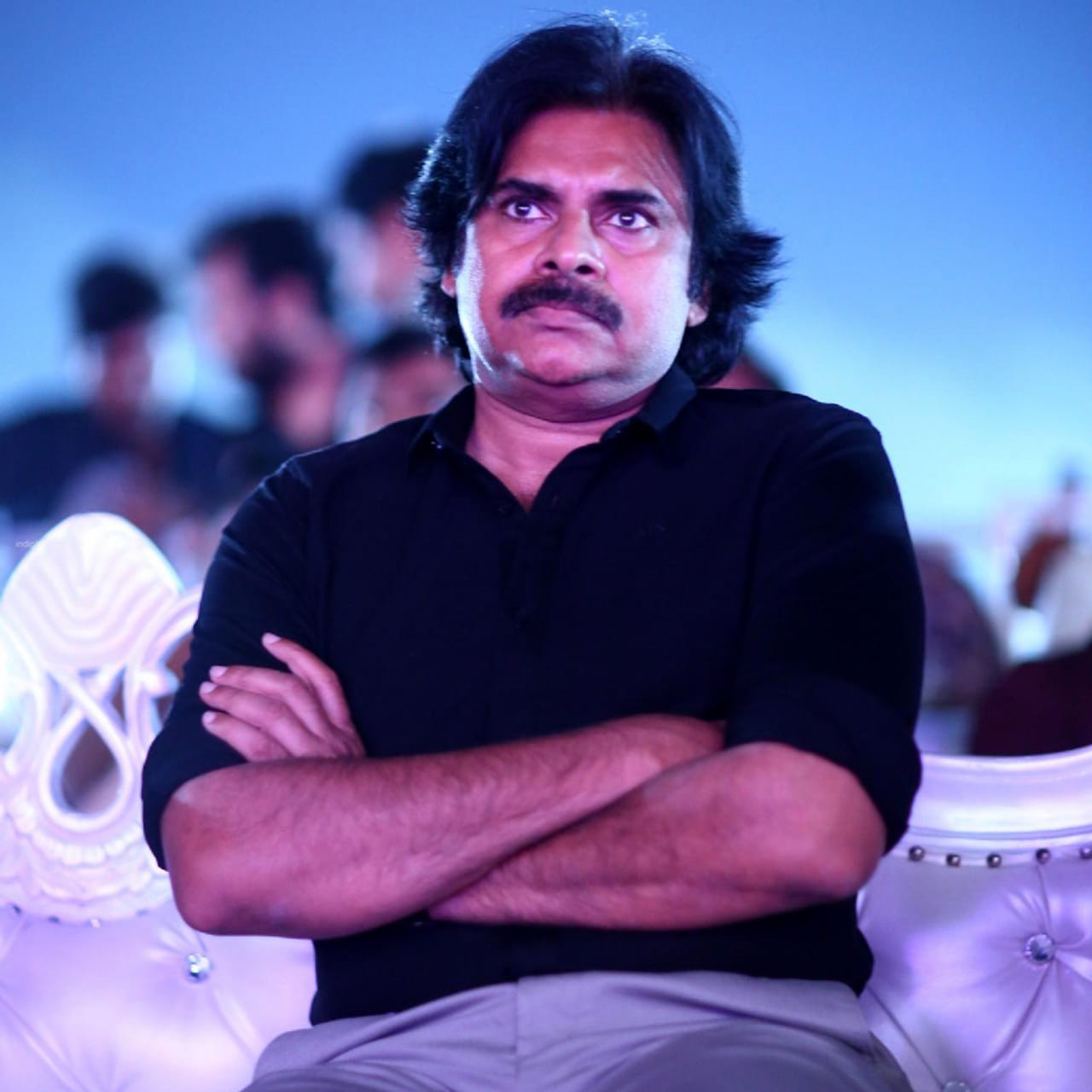 ప్రముఖ సినీ నటుడు, జనసేన అధినేత పవన్ కళ్యాణ్ ఆహారపు అలవాట్లు, ఆయన జీవనశైలిపై పలు ఆసక్తికర విషయాలను పవన్ కళ్యాణ్ మిత్రుడు ఆనంద్ సాయి ఒక ఇంటర్వ్యూలో వెల్లడించారు. పవన్ కళ్యాణ్ జీవితంలో సాధారణత్వం, ఆరోగ్యానికి ఆయన ఇచ్చే ప్రాధాన్యత గురించి వివరంగా తెలిపారు ఆనంద్ సాయి. ఆనంద్ సాయి మాటల ప్రకారం, పవన్ కళ్యాణ్ ఆహారం విషయంలో చాలా నిరాడంబరంగా ఉంటారు. ఆయన ఉదయం అల్పాహారం చాలా తక్కువగా తీసుకుంటారు.