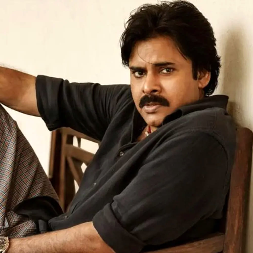 చాలా తక్కువగా నాన్-వెజ్ తింటారని, కొన్నిసార్లు కేవలం గ్రేవీని మాత్రమే తీసుకుంటారని ఆనంద్ సాయి వివరించారు. రుచి కంటే ఆకలి తీరడం, శరీరానికి అవసరమైన శక్తి లభించడం ఆయన ప్రధాన ఉద్దేశ్యం. ఈ భోజన విధానం కేవలం శారీరక ఆరోగ్యానికే కాకుండా, ఆయన మానసిక స్థితికి కూడా అద్దం పడుతుంది. జీవితం పట్ల ఆయనకున్న ఫిలాసఫీని కూడా ఆనంద్ సాయి పంచుకున్నారు.