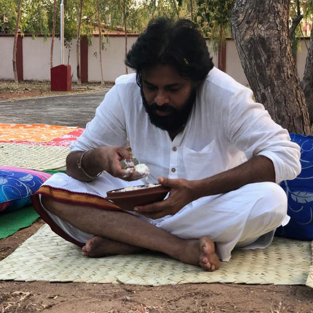 "మనిషి అర్థం కోసం అన్వేషణ" (A Mans Search for Meaning) వంటి పుస్తకాలను ఆయన చదువుతారని, నొప్పి ఎదురైనప్పుడే మనిషి బలంగా మారుతాడు అనే సిద్ధాంతాన్ని ఆయన నమ్ముతారని తెలిపారు. జీవితంలో ఎదురయ్యే సవాళ్లను, కష్టాలను ధైర్యంగా ఎదుర్కొని ముందుకు సాగాలనేది ఆయన ఆలోచన.మనిషికి తన అంతర్గత స్వరమే ఉత్తమ సలహాదారు అని, ఏది మంచో, ఏది చెడో మన మనసు మనకు చెబుతుందని ఆనంద్ సాయి పేర్కొన్నారు.