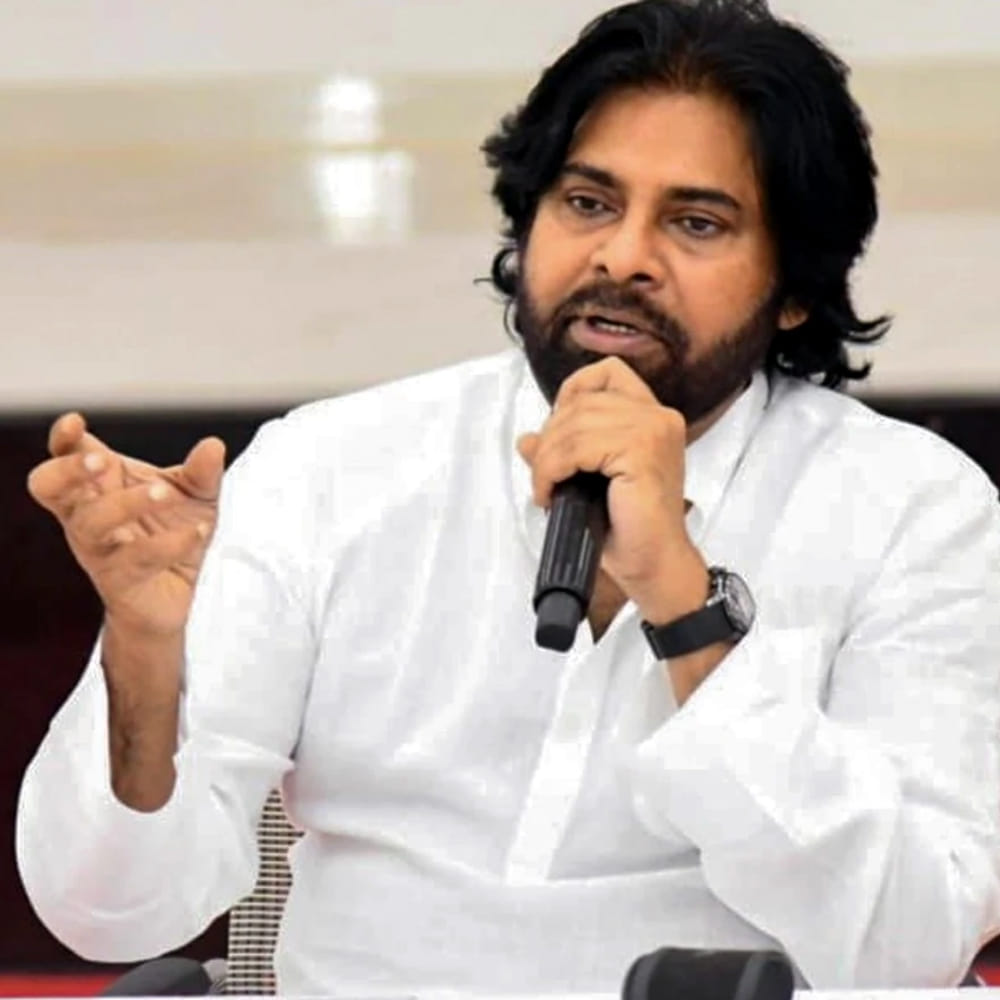 కొన్నిసార్లు అసలు తీసుకోరని తెలిపారు. ఉదయం పూట యోగా, వ్యాయామం వంటి శారీరక శ్రమకు ఆయన అధిక ప్రాధాన్యత ఇస్తారు. మధ్యాహ్న భోజనానికి వచ్చేసరికి, పవన్ కళ్యాణ్ ఎక్కువగా పెరుగు అన్నం తినడానికి ఇష్టపడతారు. దీనికి కారణం, హెవీ ఫుడ్ తీసుకోవడం వల్ల పనితీరు మందగించి, ముఖ్యమైన మీటింగ్లకు హాజరు కాలేమని ఆయన భావించడమే. మాంసాహారం విషయంలో కూడా ఆయన అదే తీరును అవలంబిస్తారు.