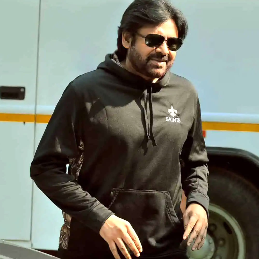అధికంగా తినడం, తక్కువగా తినడం వంటి విషయాల్లో కూడా మన శరీరం మనకు సంకేతాలు ఇస్తుందని ఆయన అన్నారు. ఈ అంతర్గత జ్ఞానాన్ని విని, దానిని అనుసరించడమే నిజమైన ఆరోగ్యమని పవన్ కళ్యాణ్ భావిస్తారని. డబ్బు, హోదా ఎంత ఉన్నా, మనిషి ప్రాథమిక అవసరాలు మారవు అనే సత్యాన్ని కూడా పవన్ కళ్యాణ్ మాటల ద్వారా ఆనంద్ సాయి వివరించారు. బంగారం తినలేము, సాధారణ ఆహారమే మనిషికి అవసరం. బయట ఎన్ని రకాల రుచికరమైన ఆహారాలు ఉన్నా, ఇంటి భోజనం, ముఖ్యంగా అమ్మ చేతి వంటకు ఉండే తృప్తి, రుచి వేరే దేనికీ ఉండదని ఆయన అన్నారు.