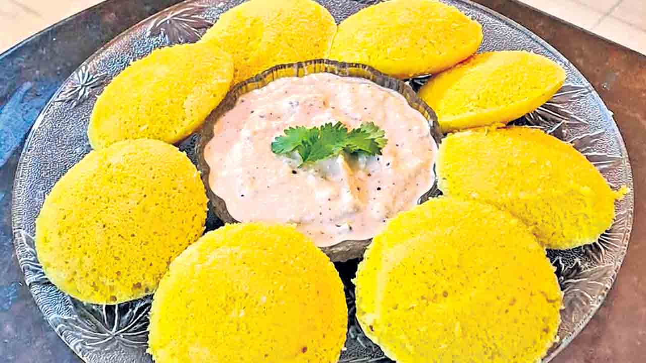 ఈ పిండిని కలిపిన తర్వాత మీరు కనీసం 30 నిమిషాలు పక్కన ఉంచాలి. మీరు దీనిలో వేసిన బియ్యం రవ్వ నానుతుంది. ఇంకా దీనిలో మీరు కొత్తిమీరను కూడా దీనిలో కలుపుకోవచ్చు. ఇడ్లీ పాత్ర పెట్టి నీరు పోసి బాగా మరిగించాలి. ఈ ఇడ్లీ ప్లేట్లకు కొద్దిగా ఆయిల్ రాసి, దానిలో పెసర ఇడ్లీ పిండిని పోసి 10 నిమిషాలు ఆవిరి మీద దీనిని ఉడికించాలి.