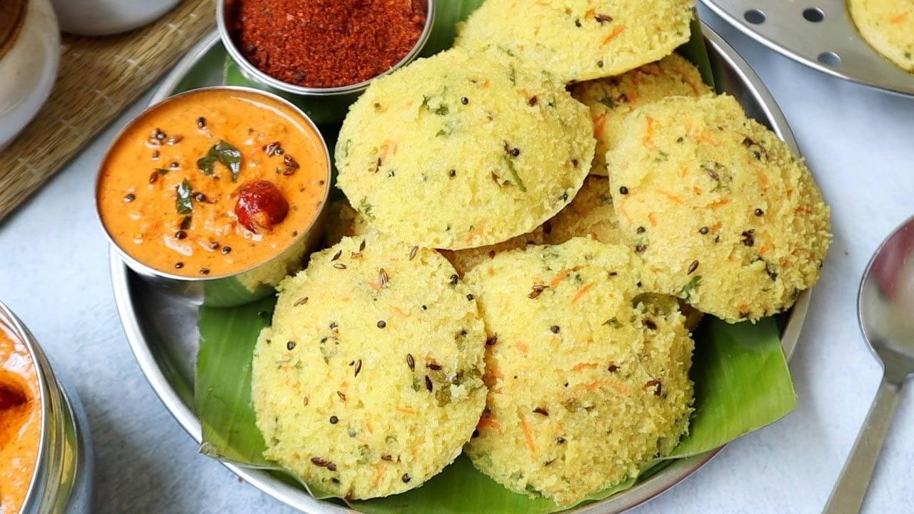 ఒక కప్పు మినపప్పు, ఒక కప్పు పెసరపప్పు, మూడు చెంచాల సగ్గుబియ్యం కలిపి తయారుచేసే పిండితో మూడు రుచికరమైన, ఆరోగ్యకరమైన అల్పాహార వంటకాలను సులభంగా సిద్ధం చేసుకోవచ్చు. ఇడ్లీ, ఊతప్పం, దోశ వంటి ఈ ప్రోటీన్ రిచ్ వెజిటేరియన్ బ్రేక్ఫాస్ట్లు కుటుంబమంతటికీ ఇష్టపడతాయి. ఆరోగ్యకరమైన రోజును ప్రారంభించడానికి ఇవి మంచి ఎంపిక.