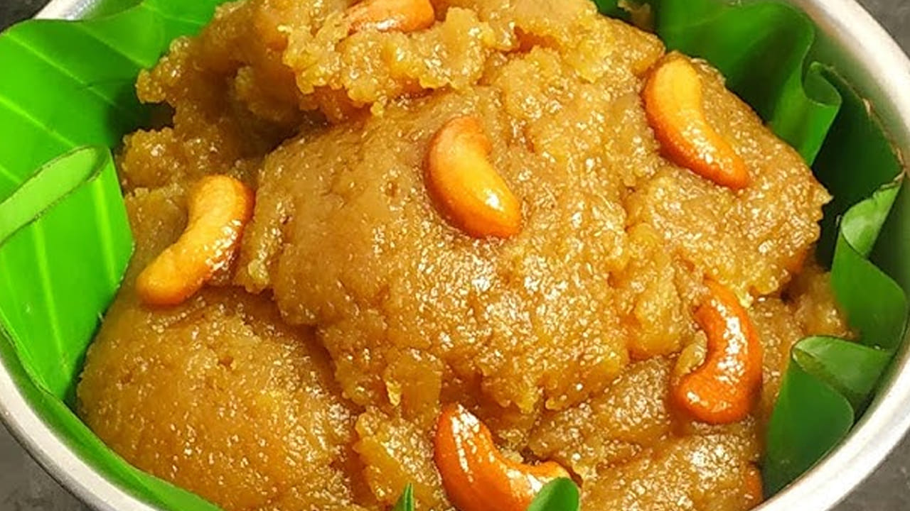బెల్లం పాకం తయారైన తర్వాత, అందులోకి ముందుగా ఉడికించిన పెసరపప్పును వేసి బాగా కలపండి. మరోవైపు, పాలను వేడి చేయండి. పాయసంలో ఎప్పుడూ వేడి పాలు మాత్రమే వాడాలి. వేడి చేసిన పాలను కొద్దికొద్దిగా పెసరపప్పు మిశ్రమంలో పోస్తూ, ఉండలు కట్టకుండా కలుపుతూ ఉండండి.