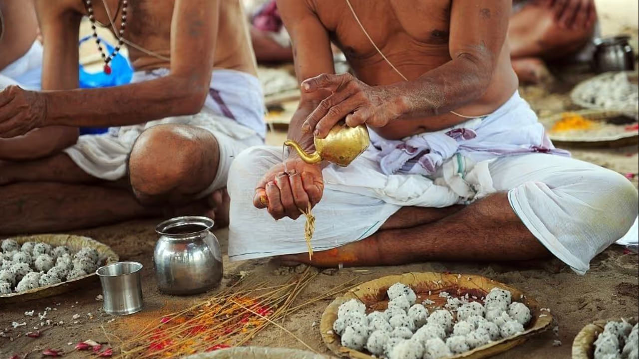ఇక్కడ బతికున్న వారికే పిండాలు పెడతారు! ఈ గుడి సీక్రెట్ ఏంటో తెలుసా?