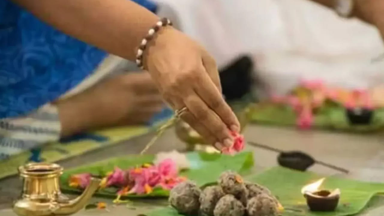 పంచాంగం ప్రకారం, 2026లో పితృపక్షం సెప్టెంబర్ 26 పౌర్ణమితో ప్రారంభం అవుతుంది. అలాగే సర్వ పితృ అమావాస్యతో ముగుస్తుంది. అక్టోబర్ 10న అమావాస్య వస్తుంది. దీనిని మహాలయ అమావాస్య అని కూడా అంటారు. అయితే చాలా మందిలో శ్రాద్ధ సమయంపై చాలా డౌట్స్ ఉంటాయి. అయితే పండితుల ప్రకారం శ్రాద్ధ కాలం సెప్టెంబర్ 27 నుంచి ప్రారంభం అయ్యి, అక్టోబర్ 10న పూర్తి అవుతుంది. ఈ సమయాన్ని చాలా పవిత్రమైన సమయంగా చెప్తుంటారు.