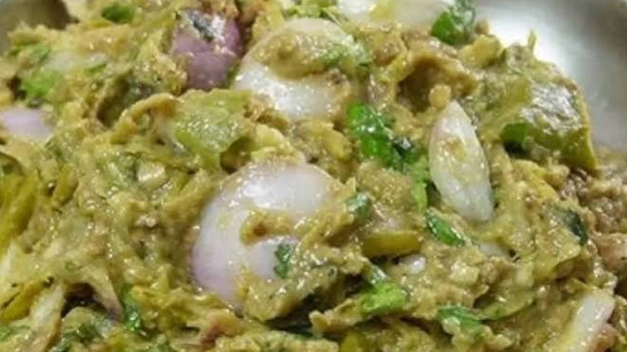 పొలం పచ్చడికి కావాల్సిన పదార్థాలు : 100 గ్రాముల చింతపండు, 5 పచ్చిమిర్చి , రెండు కప్పుల ఉల్లిపాయ ముక్కలు, ఐదు వెల్లుల్లి రెబ్బలు, రుచికి తగినంత ఉప్పు, ఒక కట్ట కొత్తిమీర తరుగు, అర టీ స్పూన్ జీలకర్రను తీసుకోవాలి. వంట రాని వాళ్ళు కూడా ఈ పచ్చడిని ఈజీగా చేసుకోవచ్చు. సరైన కొలతలతో చేస్తే రుచిగా ఉంటుంది. 
