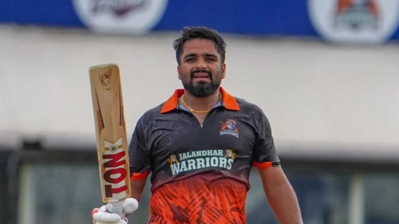 ప్రభసిమ్రన్ సింగ్ రెండవ స్థానంలో నిలిచాడు. అతను తొమ్మిది మ్యాచ్లలో 82.14 సగటుతో 575 పరుగులు చేశాడు. అతను 34 సిక్సర్లు, 57 ఫోర్లు కొట్టగా, అతని స్ట్రైక్ రేట్ 201.05గా ఉంది.