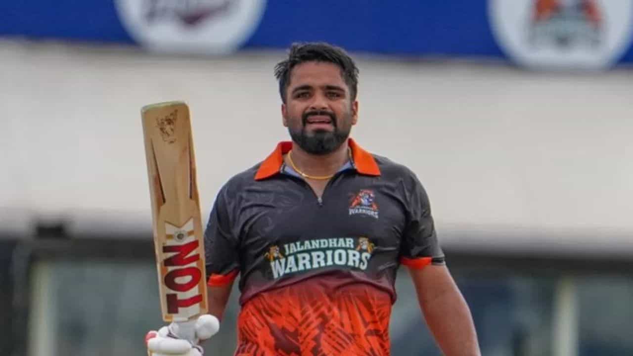 ప్రభసిమ్రన్ సింగ్ రెండవ స్థానంలో నిలిచాడు. అతను తొమ్మిది మ్యాచ్‌లలో 82.14 సగటుతో 575 పరుగులు చేశాడు. అతను 34 సిక్సర్లు, 57 ఫోర్లు కొట్టగా, అతని స్ట్రైక్ రేట్ 201.05గా ఉంది.
