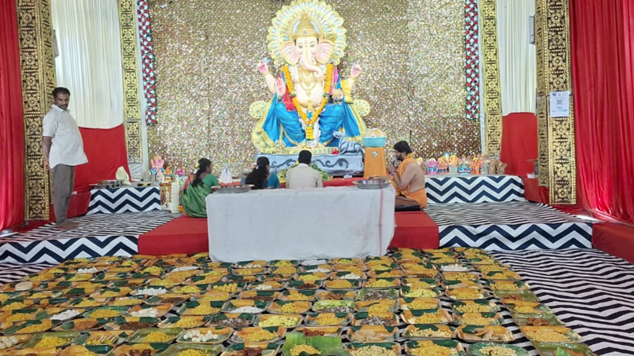 వినాయక చవితి నవరాత్రులు వచ్చాయి అంటే అంతటా సందడే సందడి. వినాయక మండపాల వద్ద చవితి మొదలుకొని ప్రతి రోజు పూజలతో పాటు పలు సాంస్కృతిక కార్యక్రమాలు, ప్రసాదాల వితరణ వంటివి కొనసాగుతున్నాయి. ఇక కొన్ని చోట్ల ప్రత్యేక హోమాలు, లక్ష పత్రికల పూజ అని, దీపారదనలు ఇలా ఒక్కో రోజు ఒక్కో రీతిన తమ శక్తి కొలది, భక్తి కొలది కార్యక్రమాలను నిర్వహిస్తున్నారు.