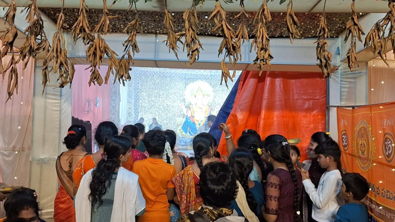 ఆ నైవేద్యాల శోభ చూపరులను మంత్రముగ్ధులను చేసింది. అన్ని రకాల ప్రసాదాలను ఒక్కసారిగా అలా చూసేసరికి ప్రసాదం ప్రియులకు నోరు ఊరిపోయింది. భక్తులు పెద్ద ఎత్తున తరలివచ్చి స్వామివారిని దర్శించుకుని, మహాప్రసాదాన్ని స్వీకరించారు.
శ్రీకాకుళం జిల్లా పలాస MPDO కార్యాలయం వద్ద కొలువుదీరిన విఘ్నేశ్వరుని నవరాత్రి ఉత్సవాలు భక్తిశ్రద్ధలతో, అత్యంత వైభవోపేతంగా కొనసాగుతున్నాయి.