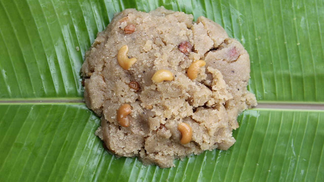 మూడో గంట అనంతరం శయనభోగం : మూడో గంట అనంతరం రాత్రి నైవేద్యంగా శయనభోగాన్ని నిర్వహిస్తారు. ఈ సమయంలో మరీచ్యాన్నం (మిరియాల అన్నం), చక్రప్పం (దోశ), లడుకం (లడ్డు), మాషాప్పం (వడ), శర్కరాన్నం తదితర ప్రసాదాలను స్వామివారికి సమర్పిస్తారు.
