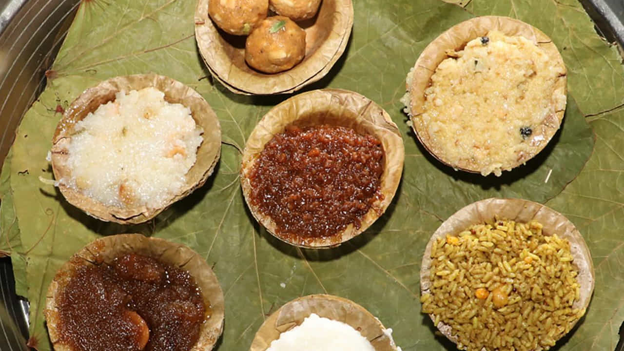 సాయంకాల ఆరాధనలో ప్రత్యేక కైంకర్యాలు : సాయంకాల ఆరాధన సమయంలో గర్భాలయాన్ని మరోసారి శుభ్రపరిచి, శ్రీవారిని తాజా పుష్పాలతో అలంకరిస్తారు. సాయంకాల కైంకర్యాల అనంతరం నిర్వహించే శయనభోగంలో భాగంగా అర్ధరాత్రి సమయంలో స్వామివారికి తిరువీసం అనే ప్రత్యేక నైవేద్యాన్ని సమర్పిస్తారు. తిరువీసంలో తెల్ల అన్నంతో పాటు బెల్లంతో తయారు చేసిన తీపి రుచిగల గుడాన్నం ఉంటుంది. రోజులో చివరిగా నిర్వహించే ఏకాంత సేవలో స్వామివారికి వెచ్చని పాలు, కాలానుగుణంగా లభించే ముక్కలుగా కోసిన పండ్లు, నెయ్యిలో వేయించిన ఎండు పండ్లు సమర్పిస్తారు.