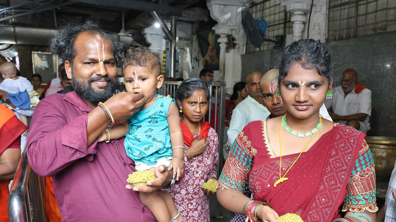 తిరుమల శ్రీవారి ఆలయంలో నైవేద్యాలకు ప్రత్యేకమైన వైఖానస ఆగమ సంప్రదాయాలు ఉన్నాయి. ఆలయ పోటులో నైవేద్య పదార్థాలను అత్యంత పవిత్రతతో, సాంప్రదాయ పద్ధతులకు అనుగుణంగా సిద్ధం చేస్తారు. నైవేద్య తయారీలో ఉపయోగించే పదార్థాలు, పాత్రలు, తయారీ విధానాలకు కూడా ప్రత్యేక ప్రాధాన్యం ఉంటుంది. శ్రీవారి నైవేద్యంలో ఎండు మిర్చి, పచ్చిమిర్చిని ఉపయోగించకుండా నల్ల మిరియాలను వినియోగించడం ప్రాచీన సంప్రదాయంగా కొనసాగుతోంది. వైఖానస పరిభాషలో భక్తులు పులిహోరగా పిలుచుకునే ప్రసాదాన్ని తింత్రిణీరసాన్నం, నెయ్యి పొంగలిని ముద్గాన్నం, బెల్లం అన్నాన్ని గుడాన్నం, మిరియాల అన్నాన్ని మరీచ్యాన్నం, వడను మాషాపూపం, దోశను చక్రప్పం అని పిలుస్తారు. ఈ సాంప్రదాయ పేర్లు, తయారీ విధానాలు శ్రీవారి నైవేద్యాల వెనుక ఉన్న ప్రాచీన ఆగమ సంప్రదాయాల ప్రత్యేకతను తెలియజేస్తాయి. నైవేద్య ప్రియుడైన శ్రీవారికి అనునిత్యం 45 రకాల ప్రసాదాలను నివేదిస్తారు. వీటి లో 20 రకాల అన్న ప్రసాద నైవేద్యాలు కాగా మిగిలినవి పణ్యారములు కావడం విశేషం
