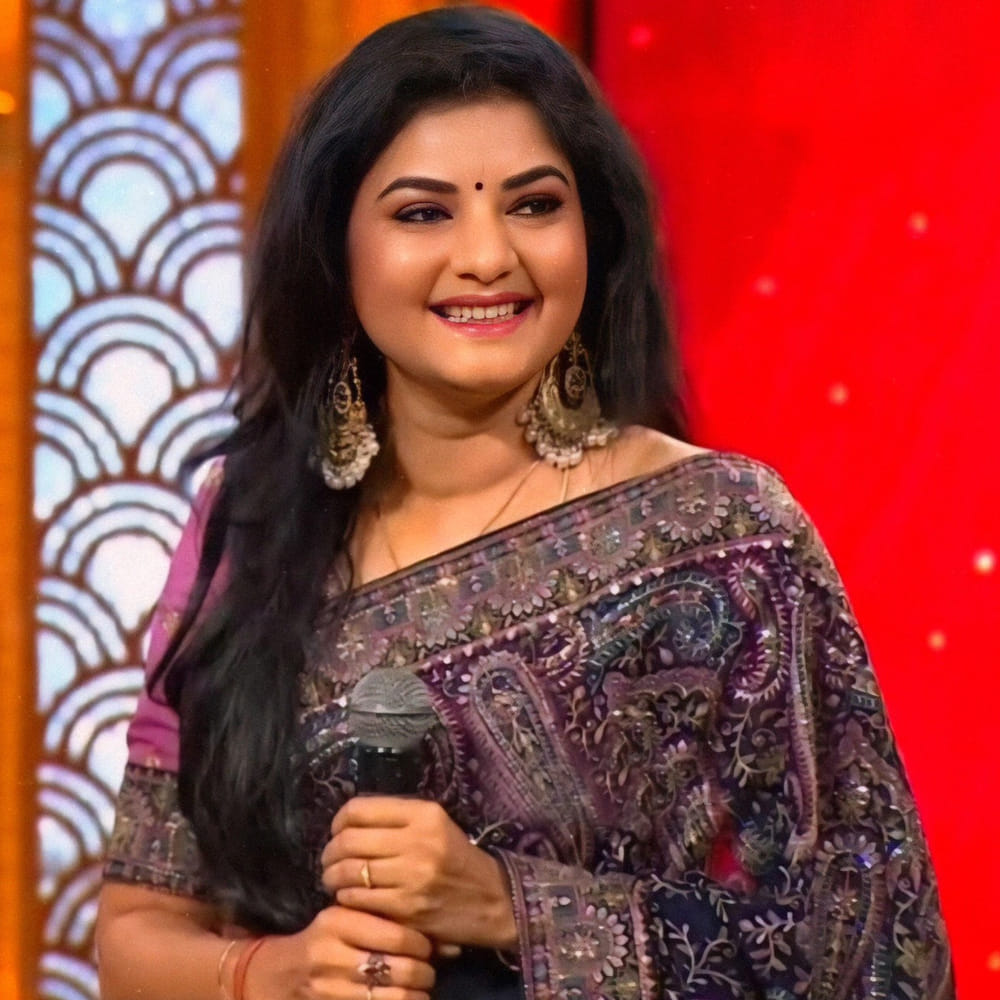 ఆమె నటించిన దేవి సినిమాను ఇప్పటికీ తెలుగు ప్రేక్షకులు ఎవ్వరూ మర్చిపోలేరు. గతంలో వరుసగా సినిమాలు చేసిన ప్రేమ ఇప్పుడు సినిమాలు తగ్గించారు. తెలుగుతో పాటు తమిళ్, కన్నడలోనూ సినిమాలు చేసి మెప్పించారు ప్రేమ. హీరోయిన్ గానే కాదు నెగిటివ్ షేడ్స్ ఉన్న పాత్రల్లోను ఆకట్టుకున్నారు ప్రేమ. ప్రస్తుతం ఆమె సెకండ్ ఇన్నింగ్స్ మొదలై పెట్టి  సినిమాలు చేస్తున్నారు ప్రేమ. తాజాగా ప్రేమ ఓ ఇంటర్వ్యూలో ఆసక్తికర కామెంట్స్ చేశారు. 