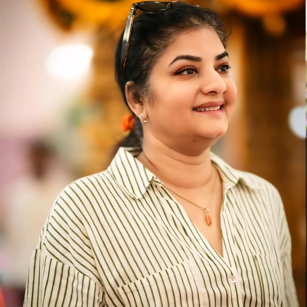 ప్రేమ తన కుటుంబ నేపథ్యం గురించి మాట్లాడుతూ.. తన తండ్రి కేఎస్ఆర్టీసీ టూరిజంలో డ్రైవర్‌గా పనిచేశారని, తల్లి గృహిణి అని తెలిపారు. తన తల్లి షూటింగ్స్‌కు తనతో పాటు వచ్చేవారని, నటన పట్ల తనలో ఆసక్తిని పెంచారని చెప్పారు. మొదట్లో తన తండ్రి నటనను ప్రోత్సహించకపోయినా, రెండో సినిమాతో స్టేట్ అవార్డు గెలుచుకున్న తర్వాత ఆయన చాలా గర్వపడ్డారని, డ్రైవర్ కూతురు స్టార్ హీరోయిన్ అయిపోయింది అని క్యాప్షన్లు కూడా వచ్చేవని ప్రేమ గుర్తు చేసుకున్నారు. 