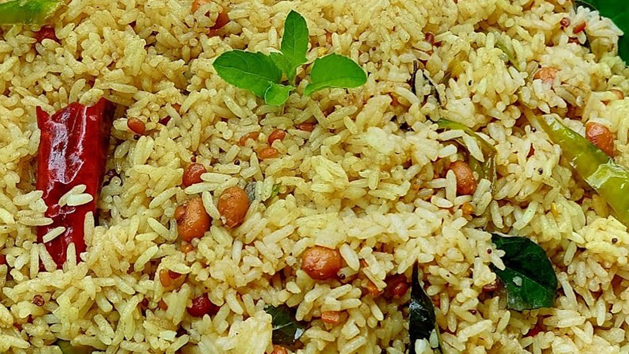 కావాల్సిన పదార్థాలు: బియ్యం – 8 కిలోలు, కేజిన్నర చింతపండు , పావుకిలో పచ్చిమిర్చి, 250 గ్రాములు ఎండుమిర్చి, 750 గ్రాములు పల్లీలు , 400 గ్రాములు , 250 గ్రాములు మినపప్పు , 150 గ్రాములు ఆవాలు, 150 గ్రాములు జీలకర్ర , 150 గ్రాములు పసుపు , ఒక కట్ట కరివేపాకు , 30 గ్రాములు ఇంగువ , రుచికి సరిపడా ఉప్పు , 1.5 లీటర్ల నువ్వుల నూనె, 250 గ్రాములు నువ్వులు, అవసరమైనంత నీళ్లను తీసుకోవాలి.