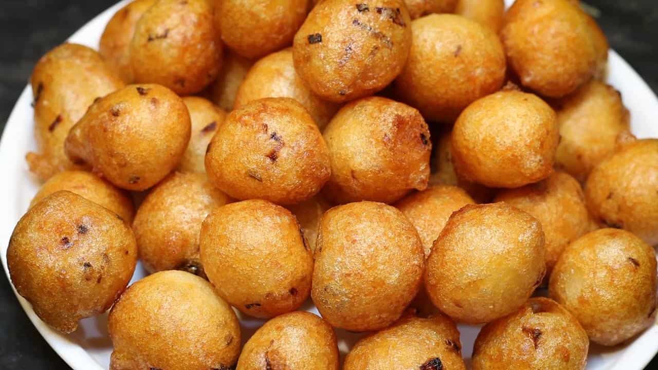 కావలసిన పదార్థాలు.. దోస పిండి 1 కప్పు (గట్టిగా, కొద్దిగా పుల్లగా ఉండాలి), ఉల్లిపాయ 1 (చిన్న ముక్కలుగా తరిగినది), పచ్చి మిరపకాయలు 2 (సన్నగా తరిగినవి), జీలకర్ర 1 టీస్పూన్, ఉప్పు తగినంత, నూనె డీప్ ఫ్రై చేయడానికి సరిపడినంత.. చొప్పున తీసుకోవాలి.