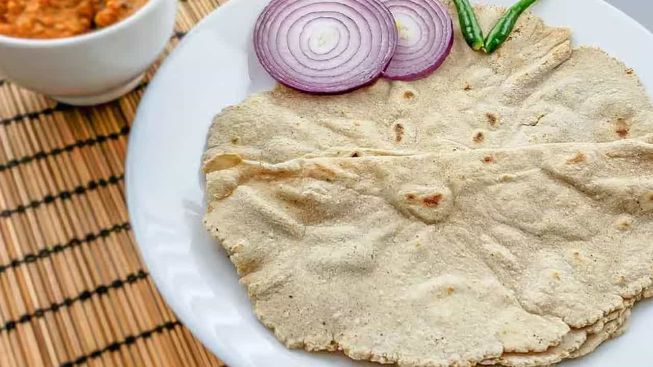 అన్నంలో కార్బోహైడ్రేట్లు ఎక్కువగా ఉంటాయి. పుల్కాలు, రొట్టెల ద్వారా తక్కువ కార్బోహైడ్రేట్లు, తక్కువ కేలరీలు శరీరానికి అందుతాయి. ఇది బరువు తగ్గడానికి, షుగర్ నియంత్రణకు సహాయపడుతుంది. అన్నం మానేసినంత మాత్రానా శక్తి తగ్గిపోకుండా, నీరసం రాకుండా ఉండాలంటే మొలకలు తప్పనిసరి. మొలకల నుంచి మంచి పోషకాలు, కార్బోహైడ్రేట్లు, ప్రోటీన్లు, కొవ్వులు శరీరానికి అందుతాయి.