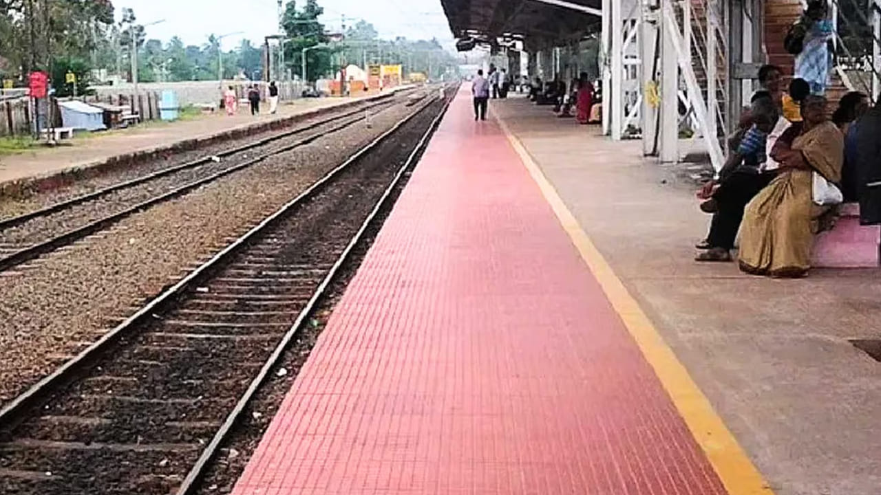 Indian Railways: రైల్వే స్టేషన్లలో 'పసుపు రంగు గీత' ఎందుకు ఉంటుందో తెలుసా? దీని సీక్రెట్‌ ఇదే!