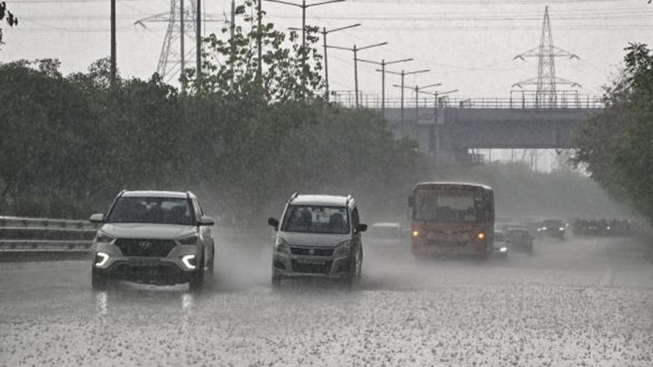 నీటి ప్రవాహం ఎక్కువగా ఉన్న చోట వాహనాన్ని నడపకూడదు. రోడ్డుపై నీరు నిలిచిన చోట ఎంత లోతు ఉందో తెలియదు. కాబట్టి నీరు ఎక్కువగా ఉన్న దారిలోకి వెళ్లకపోవడమే మంచిది. తప్పనిసరిగా వెళ్లాల్సి వస్తే ఫస్ట్ గేర్ లో నెమ్మదిగా వెళ్లాలి. నీటిలో వాహనం ఆగిపోతే మళ్లీ మళ్లీ స్టార్ట్ చేయవద్దు, ఇంజిన్ లోకి నీరు వెళ్లి పాడయ్యే ప్రమాదం ఉంది. అందువలన మీరు నీరు ఎక్కువగా ఉన్న చోటు నుంచి వెళ్లాలి అనుకుంటే ఒకటికి రెండు సార్లు ఆలోచించండి.