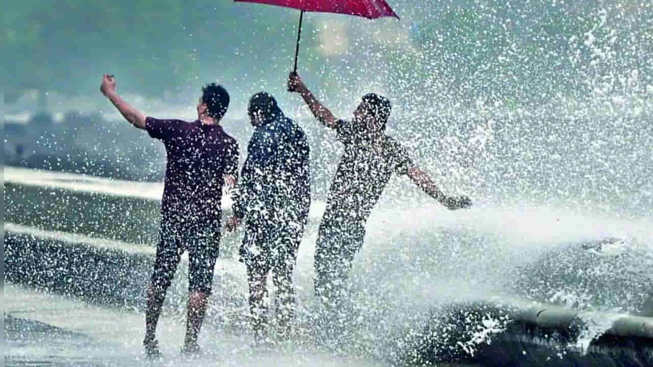 Weather News: బంగాళాఖాతంలో వాయుగుండం.. తెలుగు రాష్ట్రాలకు భారీ వర్షసూచన.. ఈ జిల్లాల ప్రజలకు వాతావరణశాఖ అలర్ట్..