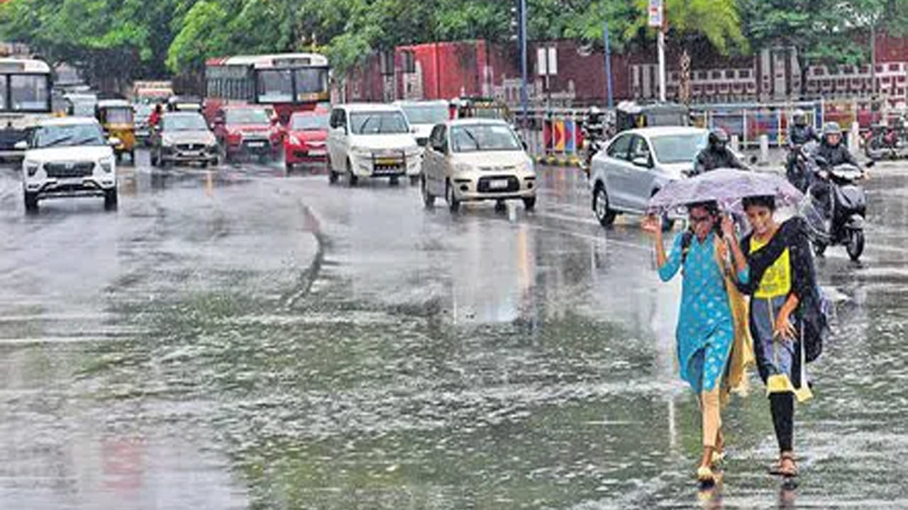 Rains: తెలుగు రాష్ట్రాలకు భారీ రెయిన్ అలర్ట్.. ఈ జిల్లాల్లో అతి భారీ వర్షాలు.. ప్రజలు జాగ్రత్త..