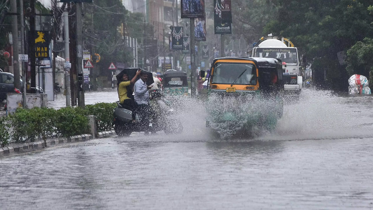 Weather Report: తీరం దాటనున్న తీవ్ర వాయుగుండం.. ఏపీకి వాతావరణశాఖ హైఅలర్ట్.. ఈ జిల్లాల్లో అతి భారీ వర్షాలు..