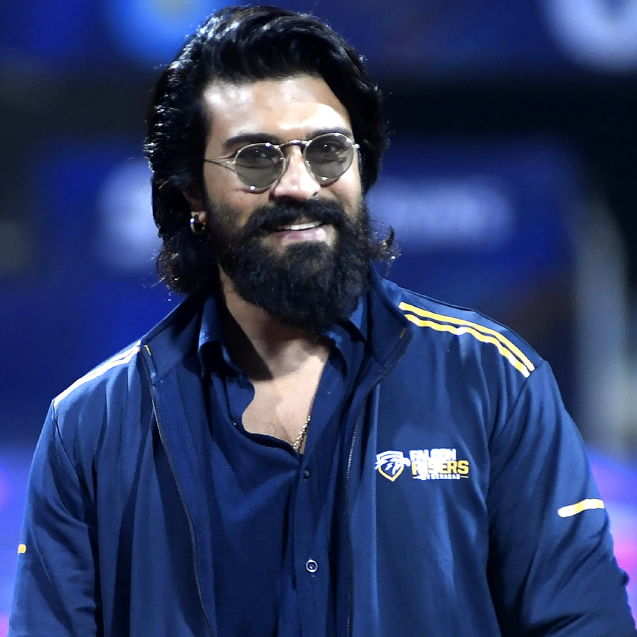 తండ్రి వారసత్వాన్ని కొనసాగిస్తూనే తనదైన నటనతో రామ్ చరణ్ తెలుగు ప్రేక్షకులను మాత్రమే కాకుండా దేశవ్యాప్తంగా ఉన్న సినీ అభిమానులను ఆకట్టుకున్నారు. ముఖ్యంగా ‘ఆర్ఆర్ఆర్’ సినిమాతో ఆయనకు పాన్ ఇండియా హీరోగా గుర్తింపు తెచ్చుకున్నాడు రామ్ చరణ్. ఈ సినిమా భారీ విజయం సాధించడంతో పాటు చరణ్కు గ్లోబల్ స్టార్ అనే ఇమేజ్ తెచ్చిపెట్టింది. ఇటీవలే పెద్ది సినిమాతో ప్రేక్షకుల ముందుకు వచ్చిన చరణ్ ఇప్పుడు మరికొన్ని ఆసక్తికరమైన ప్రాజెక్టులతో బిజీగా ఉన్నాడు.