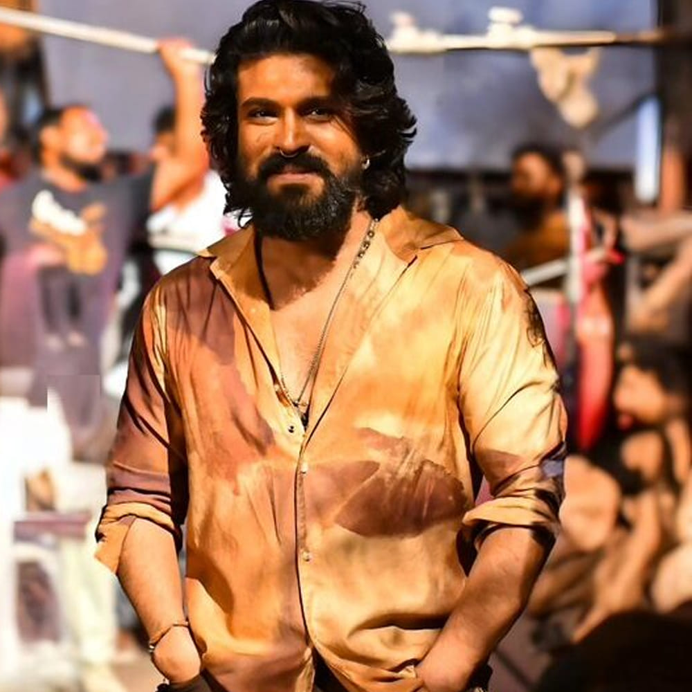 ఇదిలా ఉంటే.. రామ్ చరణ్ కెరీర్కు సంబంధించిన ఓ ఆసక్తికరమైన విషయం ఇప్పుడు మరోసారి సోషల్ మీడియాలో వైరల్ అవుతుంది. అదేంటంటే.. ఆయనతో కలిసి నటనలో శిక్షణ తీసుకున్న ఓ హీరోయిన్, అదే చరణ్ నటించిన సినిమాలో ఆయనకు తల్లి పాత్రలో కనిపించడం. అప్పుడు చరణ్ క్లాస్ మెట్ గా ఉన్న ఆమె ఆతర్వాత చరణ్ కు తల్లిగా నటించింది. అంతే కాదు ఆమె తెలుగులో తిరుగులేని హీరోయిన్ కూడా.. ఇంతకూ ఆమె ఎవరో తెలుసా.? ఆమె మరెవరో కాదు అందాల భామ శ్రియ శరన్.