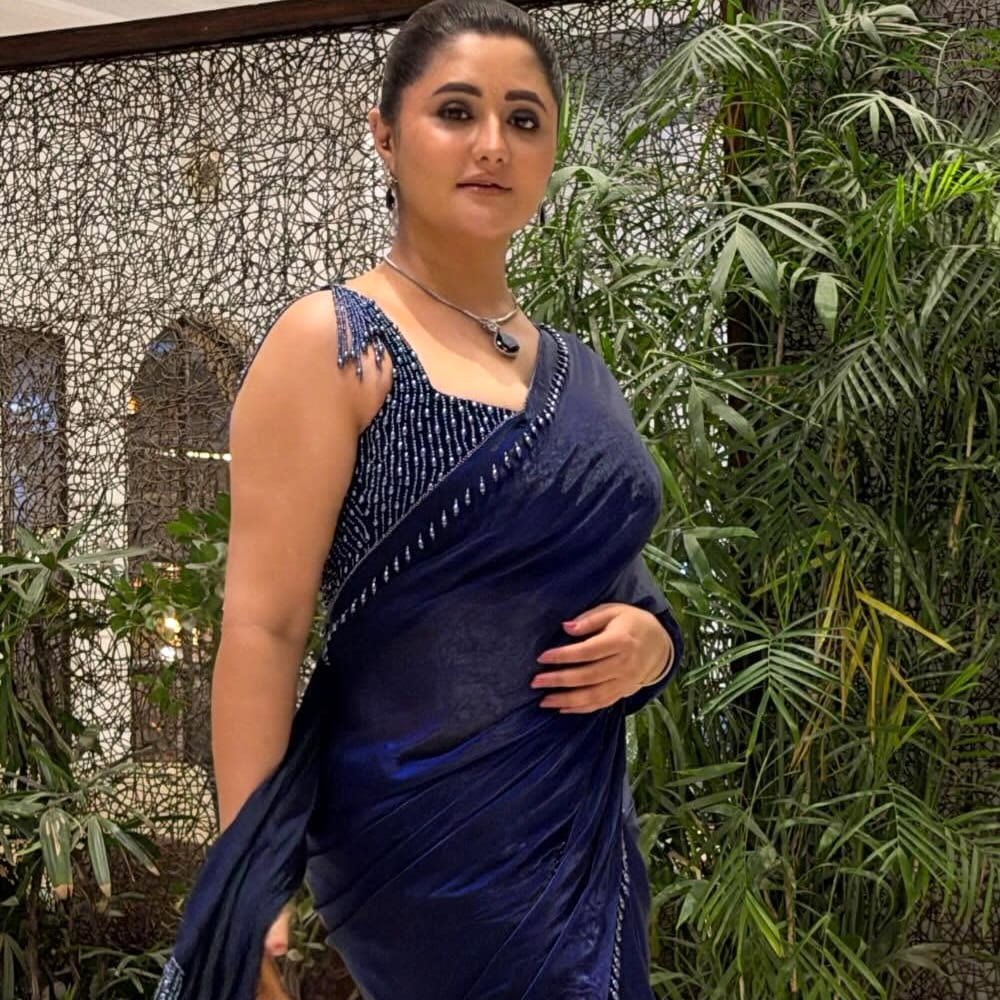 సొంతంగా ఇల్లు కొనుగోలు చేసేందుకు తీసుకున్న రుణాలు, ఇతర ఆర్థిక బాధ్యతలు తనపై భారీ భారాన్ని మోపాయని తెలిపారు. తన పేరు మీద దాదాపు రూ.3.25 కోట్ల వరకు అప్పు ఉన్న సమయంలో తాను చేస్తున్న షో కూడా ఆగిపోవడంతో పరిస్థితి మరింత క్లిష్టంగా మారిందని రష్మీ చెప్పుకొచ్చారు. ఒక దశలో ఎక్కడికి వెళ్లాలో, ఎక్కడ ఉండాలో కూడా అర్థం కాని పరిస్థితి ఎదురైందని తెలిపారు. ఆ సమయంలో ఎదురైన పరిస్థితిని గుర్తుచేసుకుంటూ రష్మీ చేసిన వ్యాఖ్యలు మరింత ఆసక్తికరంగా మారాయి. తన వద్ద ఉన్న ఆడి A6 కారులోనే నాలుగు రోజుల పాటు గడిపానని ఆమె వెల్లడించారు.