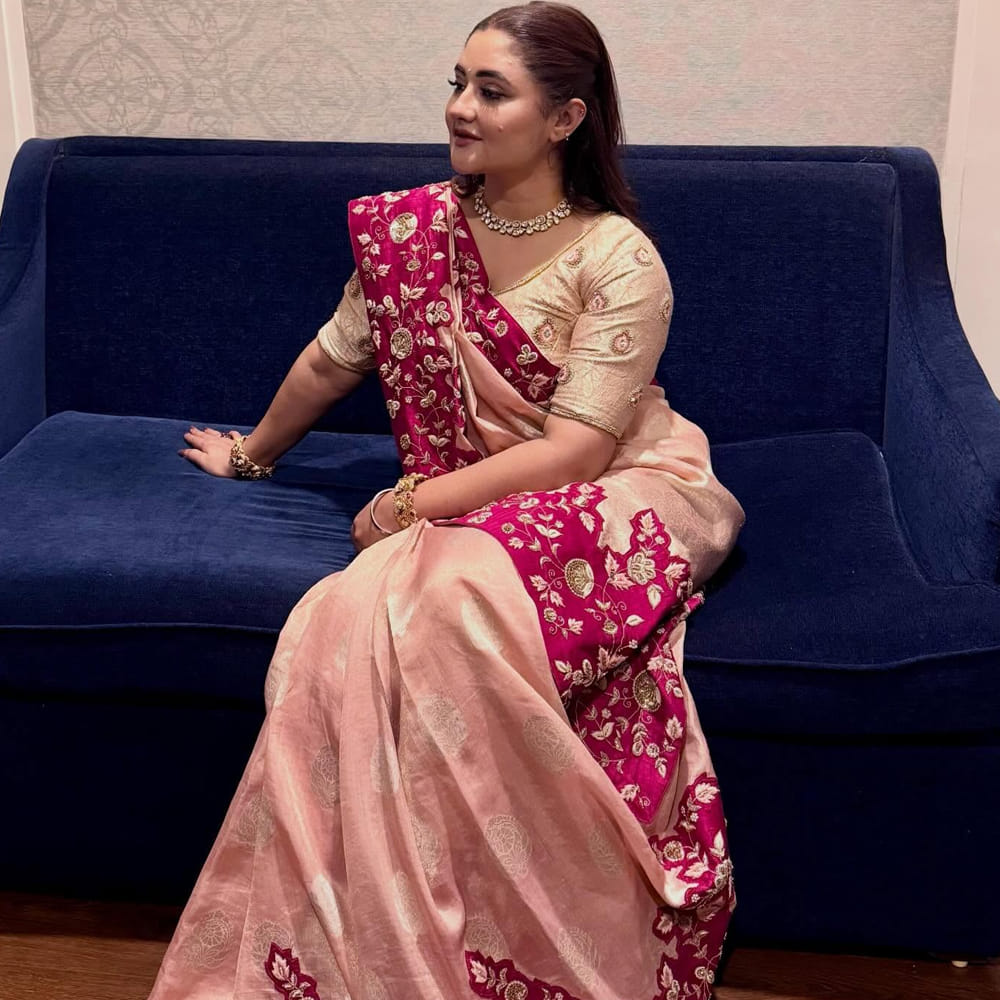 అప్పటికి తన వయసు కేవలం 16 సంవత్సరాలేనని చెప్పిన రష్మీ.. అక్కడ ఉన్న ఓ వ్యక్తి తనకు మత్తు కలిగించే పదార్థాన్ని ఇచ్చి స్పృహ కోల్పోయేలా చేసేందుకు ప్రయత్నించాడని ఆరోపించారు. పరిస్థితిని గమనించిన వెంటనే అక్కడి నుంచి బయటకు వచ్చానని, ఆ తర్వాత జరిగిన విషయాన్ని తన తల్లికి పూర్తిగా చెప్పానని ఆమె వెల్లడించారు. రష్మీ దేశాయ్ వ్యక్తిగత జీవితంలోనూ ఎన్నో ఒడిదుడుకులను ఎదుర్కొన్నారు. భర్తతో విడిపోయిన తర్వాత తన ఆర్థిక పరిస్థితి చాలా కష్టంగా మారిందని ఆమె గతంలో వెల్లడించారు.