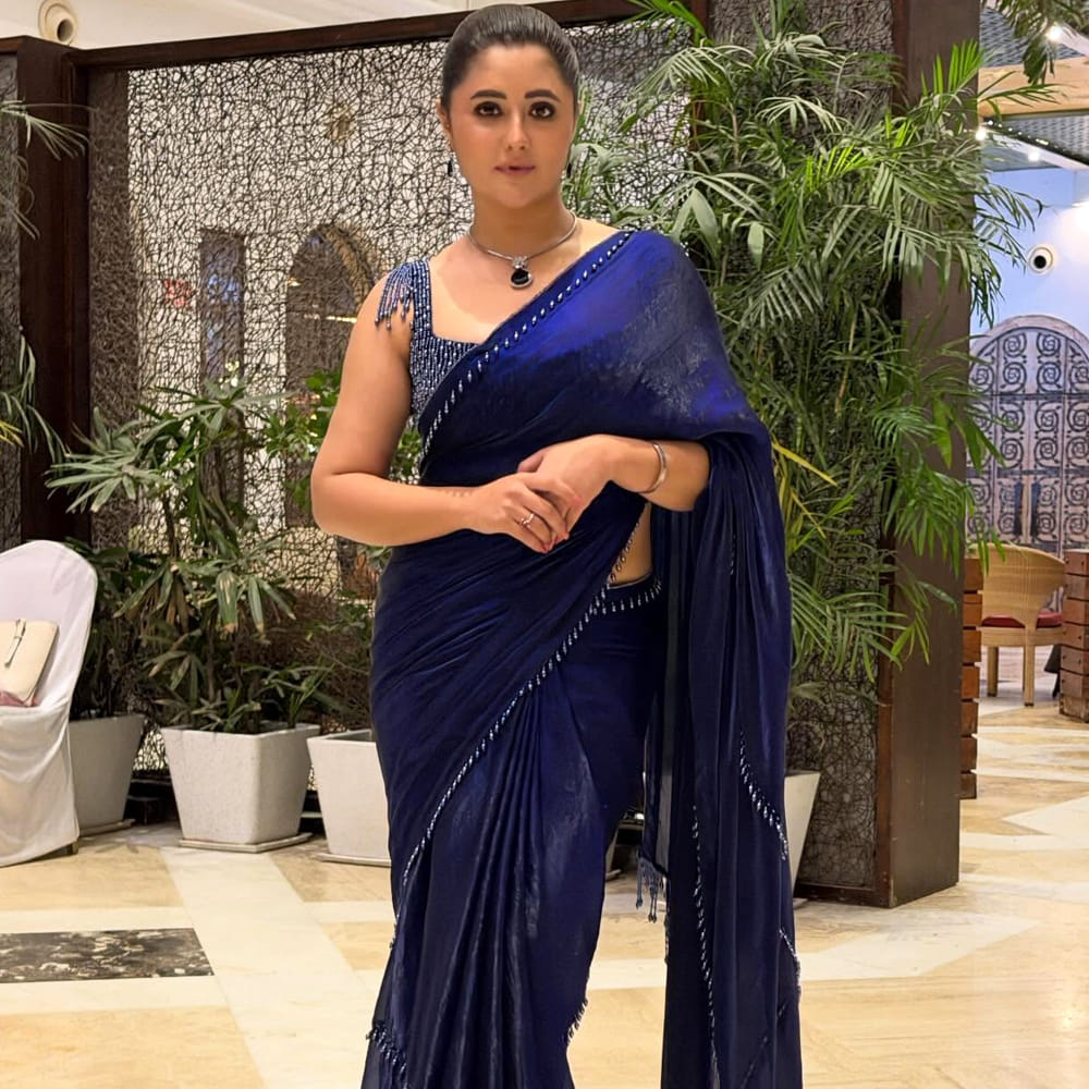 టెలివిజన్లో స్టార్గా ఎదగకముందు రష్మీ దేశాయ్ కొన్ని తక్కువ బడ్జెట్ చిత్రాల్లోనూ నటించారు. కెరీర్ ప్రారంభంలో ఎదురైన అవకాశాలను సద్వినియోగం చేసుకుంటూ ముందుకు సాగిన ఆమె.. ఆ తర్వాత హిందీ టెలివిజన్లో మంచి గుర్తింపు సంపాదించారు. పలు పాపులర్ సీరియల్స్తో ప్రేక్షకులకు చేరువైన రష్మీ.. ఆ తర్వాత బిగ్ బాస్ వంటి రియాలిటీ షోల ద్వారా మరింత పాపులారిటీ సొంతం చేసుకున్నారు. ఒకప్పుడు అవకాశాల కోసం తలుపులు తట్టిన రష్మీ దేశాయ్.. ఆ తర్వాత టెలివిజన్లో తనకంటూ ప్రత్యేక గుర్తింపు తెచ్చుకున్నారు.