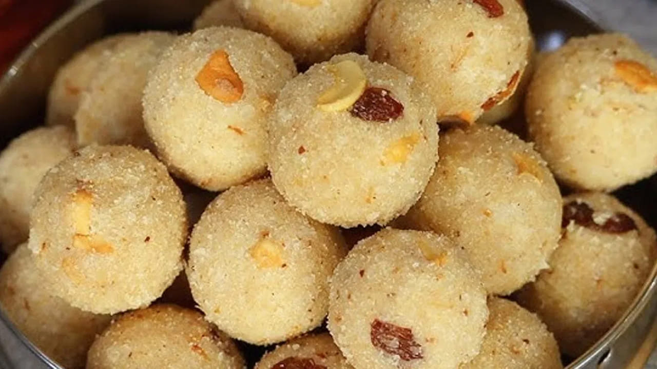 మళ్ళీ కొత్త పాన్ తీసుకుని దానిలో నెయ్యి వేసి బొంబాయి రవ్వను కూడా వేసి, మంచి వచ్చే వరకు మీడియం మంటపై ఉంచి బాగా వేయించుకోవాలి. ఆ తర్వాత వీటిని ఒక ప్లేట్ లేదా గిన్నెలోకి తీసుకోవాలి. ఇక ఆ తర్వాత పాకం కూడా మీరు ముందే రెడీ చేసుకోవాలి. ఇక దీనిలో వేయించిన పంచదార కూడా వేసి బాగా కలపాలి.