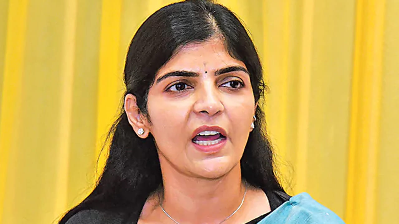 ఆన్లైన్ వేధింపులపై మౌనం వద్దు: ఏపీ మహిళా కమిషన్ చైర్పర్సన్ రాయపాటి శైలజ