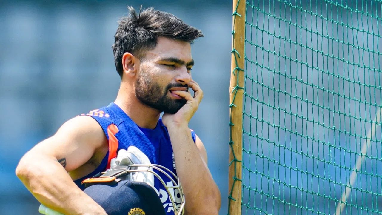 జింబాబ్వేతో జరిగిన సిరీస్లో 12, 25 పరుగులు చేసిన రింకు సింగ్కు అవకాశం లభించగా, ఇప్పుడు అతడిని టీ20 జట్టు నుంచి తొలగించారు.