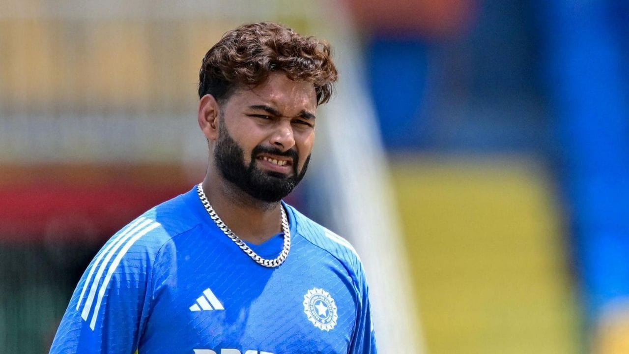 రిషభ్ పంత్..: రిషభ్ పంత్ 2024లో శ్రీలంక పర్యటనలో చివరిసారిగా వన్డే మ్యాచ్ ఆడాడు. ఆ తర్వాత కొన్ని సిరీస్లకు ఎంపికైనప్పటికీ తుది జట్టులో చోటు దక్కలేదు. 2026 ఆరంభంలో న్యూజిలాండ్తో వన్డే సిరీస్కు గాయం కారణంగా దూరమయ్యాడు. ఆసియా క్రీడల జట్టులో ఇషాన్ కిషన్ ఉండటంతో విండీస్ సిరీస్లో పంత్కు అవకాశం రావచ్చని నివేదిక పేర్కొంది.