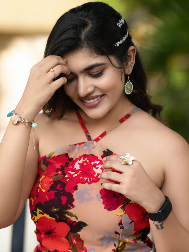 చూపు తిప్పుకోలేని అందం!.. అందంలో అదిరిపోయే అటిట్యూడ్
