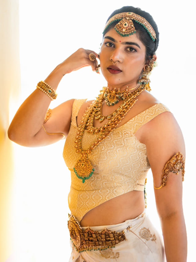 ఒంటి నిండా నగలతో నాట్య మయూరిలా రీతూ చౌదరి