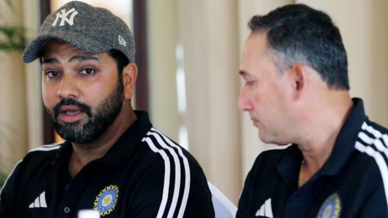Rohit Sharmas ODI Future: టీమిండియా వన్డే టీం ఓపెనర్ రోహిత్ శర్మ ఫ్యూచర్‌పై సందిగ్ధంగా మారిన సంగతి తెలిసిందే. తాజాగా ఇందుకు సంబంధించి ఎన్నో సంచలన విషయాలు వెలుగులోకి వచ్చాయి. పీటీఐ నివేదిక ప్రకారం, భారత సెలక్షన్ కమిటీ రోహిత్ శర్మతో గతంలో మాట్లాడిందని, తమ ఫ్యూచర్ ప్రణాళికల్లో అతడు లేడని స్పష్టం చేసిందని తేలింది. ఈ నిర్ణయం వచ్చే ఏడాది జరగనున్న వన్డే ప్రపంచ కప్‌ను దృష్టిలో ఉంచుకొని తీసుకున్నట్లు, యశస్వి జైస్వాల్ వంటి యువ బ్యాటర్లకు అవకాశం కల్పించాలనే ఉద్దేశ్యంతో జరిగిందని నివేదికలు సూచిస్తున్నాయి.