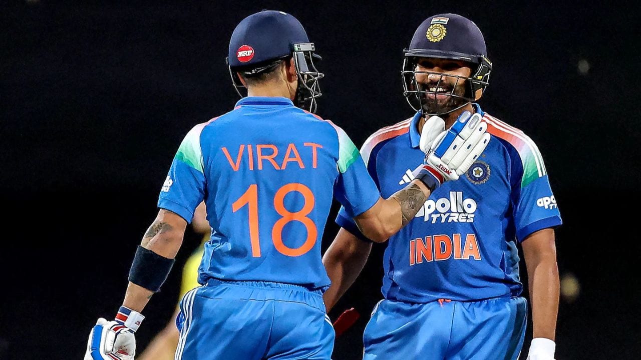 2027 World Cup: వెస్టిండీస్‌తో తొలి వన్డేలో భారత స్పిన్నర్ కుల్దీప్ యాదవ్ (Kuldeep Yadav) చూపించిన ప్రభావం ఇప్పుడు చర్చనీయాంశంగా మారింది. 4 వికెట్లు తీసి వెస్టిండీస్‌ను 300 పరుగుల లోపే నిలిపిన అతడి ప్రదర్శనపై భారత మాజీ ఆల్‌రౌండర్ రవిచంద్రన్ అశ్విన్ (Ravichandran Ashwin) ప్రశంసలు కురిపించాడు. వచ్చే ఏడాది దక్షిణాఫ్రికాలో జరిగే వన్డే ప్రపంచకప్‌లో భారత జట్టుకు కుల్దీప్ అత్యంత కీలకమని అశ్విన్ పేర్కొన్నాడు. అతడు లేకుండా భారత్ ప్రపంచకప్‌నకు వెళ్లలేదంటూ తన అభిప్రాయాన్ని వెల్లడించాడు. కుల్దీప్ ప్రదర్శనను సాధారణ కమ్‌బ్యాక్‌గా చూడటం సరికాదని కూడా చెప్పాడు. దాదాపు 200 వికెట్లు తీసిన ఛాంపియన్ స్పిన్నర్‌గా అతడి సామర్థ్యాన్ని గుర్తు చేశాడు.
