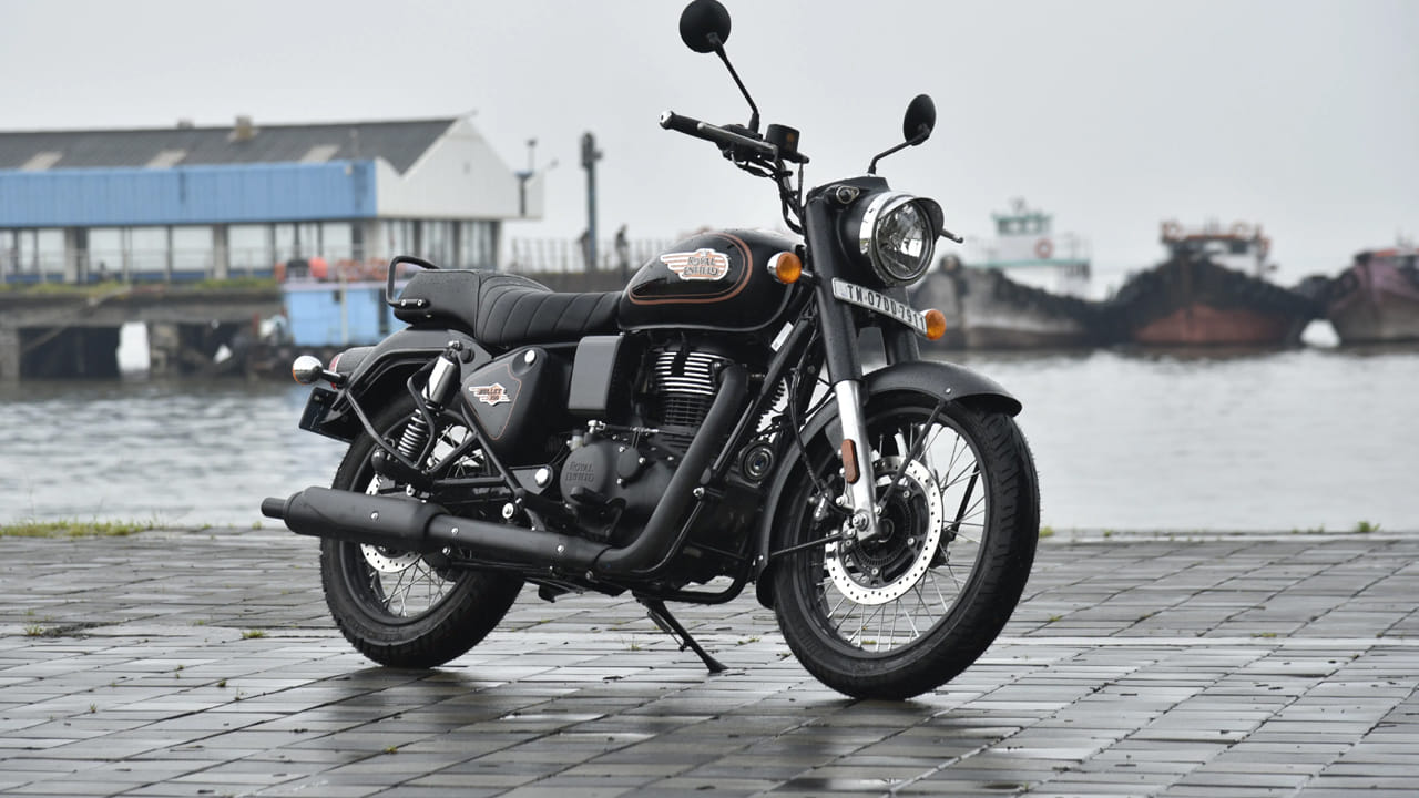  లీటరుకు ఎంత ఇస్తుంది?: సాధారణంగా Bullet 350 ఒక లీటరు పెట్రోల్‌కు దాదాపు 35 కిలోమీటర్ల (35 kmpl) మైలేజ్ ఇస్తుంది. 100 రూపాయల పెట్రోల్‌కు ఎంత ప్రయాణిస్తుంది? రూ.100 పెట్రోల్ పోయిస్తే ఈ బైక్ దాదాపు 30 కిలోమీటర్ల వరకు ప్రయాణించగలదు.. (గమనిక: రోడ్డు పరిస్థితి, ట్రాఫిక్, డ్రైవింగ్ శైలి, బైక్ మైంటెనెన్స్ ఆధారంగా మైలేజ్ మారవచ్చు).